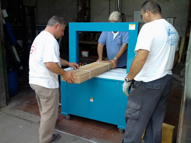 Reggiatrice arco.jpg Reggiatrice automatica ad arco - Industria legnami - Nola (NA)